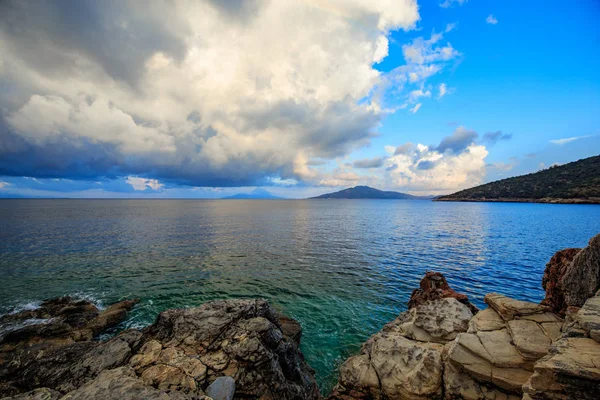 Sziklák Tenger Viharfelhők Égen Resort Bodrum Törökország Öblök Égei Tenger — Stock Fotó