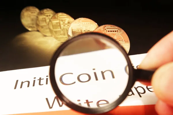 Der Investor Erwägt Ein Weißbuch Lupe Und Münzen Elektronischer Währung — Stockfoto