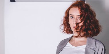 Duygu ve korku keşif ve atılım. Mizah kolej veya üniversite eğitimi konu hakkında. Kız üniversitede bir beyaz tahta arka plan üzerinde.