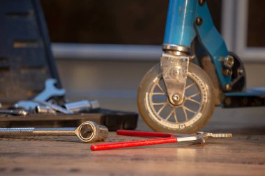 Mucit 's tekniği işyeri. Onarmak için sağdaki göstermek. Scooter tekerlekli ve araçları için saptamak.