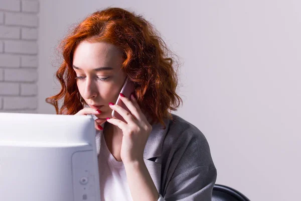这个概念是商业女性 办公室里有红头发的女孩在电话里聊天 — 图库照片