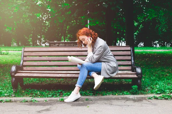 Girl Reading Book Park Bench Girl Has Red Hair Blue — Stock Photo, Image