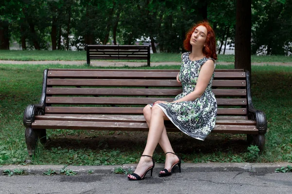 Vörös Hajú Lány Egy Ruha Egy Padon Egy Régi Parkban — Stock Fotó