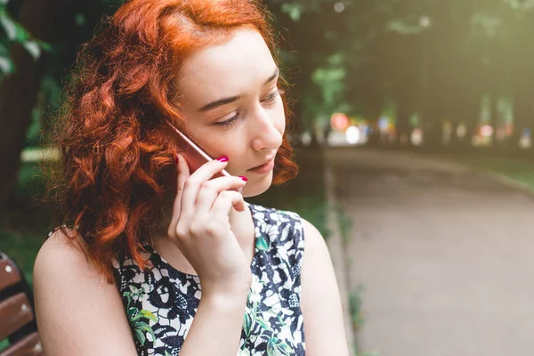 Uma Menina Com Cabelo Vermelho Fala Telefone Celular Banco Parque — Fotografia de Stock