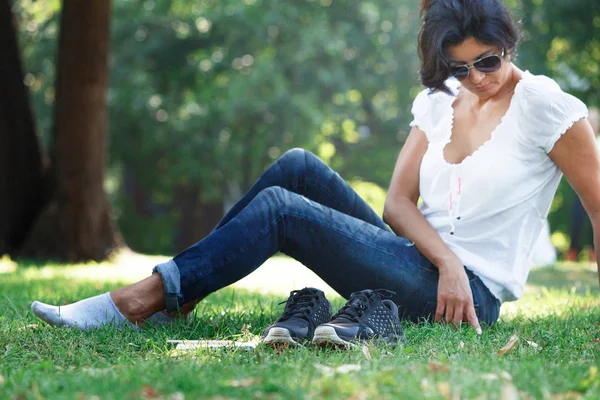 女の子は彼女の靴を脱いで 公園の芝生の上で休んでいた メモ帳と鉛筆 創造的思考の概念と新しいソリューションの検索 — ストック写真