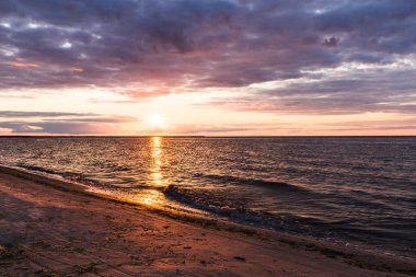 Deniz plajı gün batımında