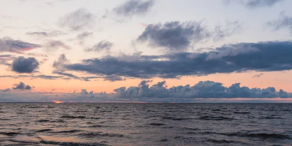 Meeresstrand Bei Sonnenuntergang Der Ostsee Ängstliche Wolken Und Wellen — Stockfoto