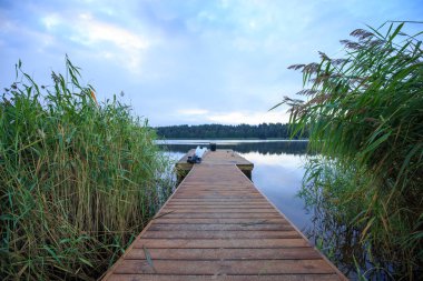 Sunrise Nehri üzerinde. Meditasyon ve tefekkür için sessiz bir sabah. -Balık tutmak için harika bir yer.