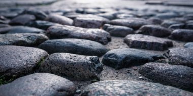 Taş döşeme doku. Tarihi merkez kaldırım taşı kaldırım Riga, Letonya.