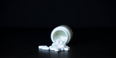 Sahte tıp kavramı. Tablet sahte ilaçların alanında araştırma göstermek. 
