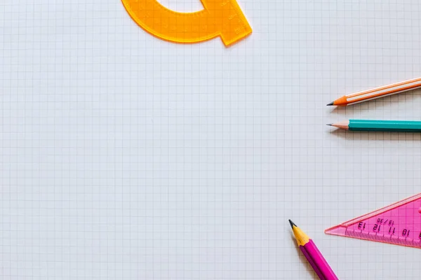 一张纸上的彩色铅笔和尺子作为学校和学院教学的概念 — 图库照片