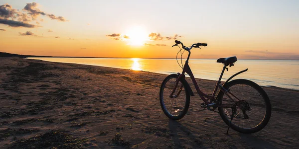 Rower Piaszczystej Plaży Morza Zachód Słońca Pomarańczowy Wieczór Nad Brzegiem — Zdjęcie stockowe