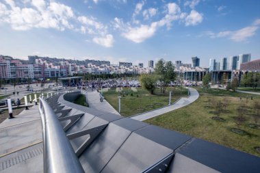 Kentsel mimari yüksek-teknik beton ve çelik bir stil olarak kavramdır