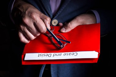 Bir adam bir mektup ile ateşkes açar ve vazgeçmek. Yasadışı faaliyetleri durdurma kavramı.