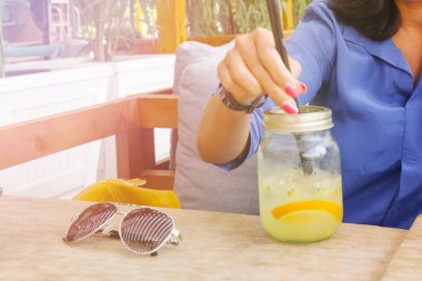 Bir kız limonata yaz kafede sabah içecekler.