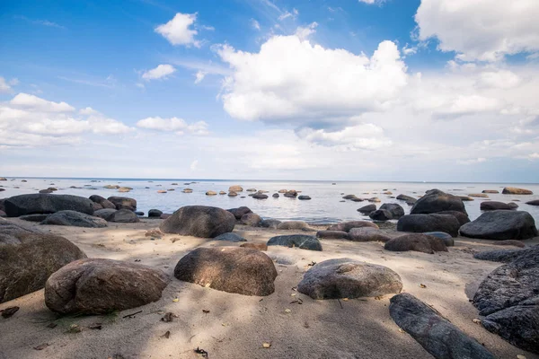 Grote Stenen Aan Kust Van Baltische Zee Een Zonnige Zomerdag — Stockfoto