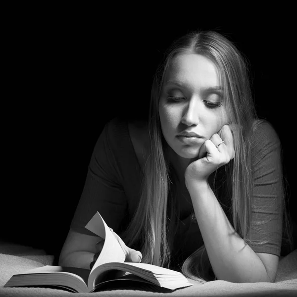 Het Meisje Blonde Met Lange Haren Leest Het Boek Concept — Stockfoto