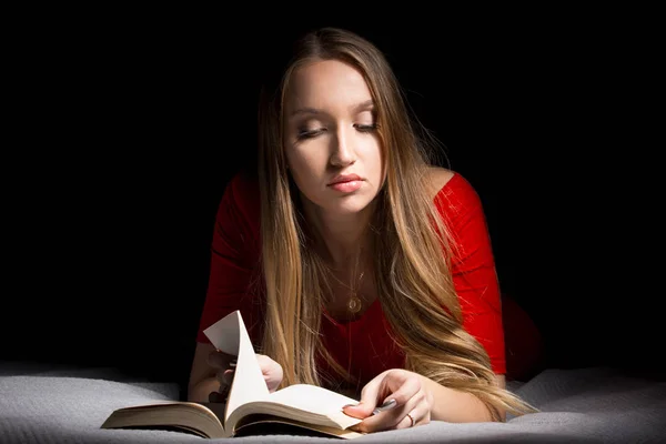 Das Mädchen Mit Den Langen Haaren Liest Das Buch Konzept — Stockfoto