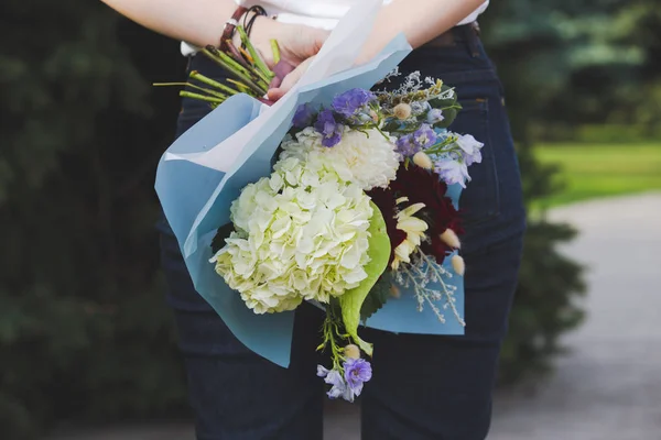 Dívka Parku Rukou Kytici Květin Jako Symbol Romantické Vztahy — Stock fotografie