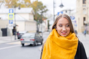 Alman turist kız eski Moskova'nın tarihi merkezinde. Bir ceket ve sarı bir eşarp uzun saçlı sarışın bir kadın.