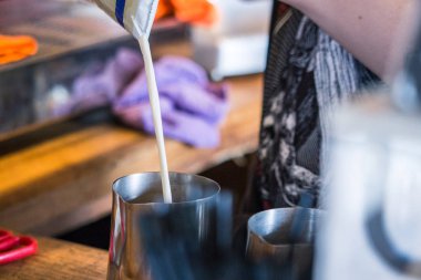 Cappuccino ve latte barista kahve dükkanında yapma. Kavram - kahve ruh hali ve kahve makinesi.
