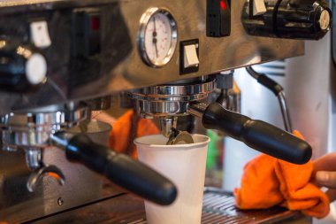 Cappuccino ve latte barista kahve dükkanında yapma. Kavram - kahve ruh hali ve kahve makinesi.