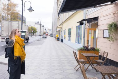 Alman turist kız eski Moskova'nın tarihi merkezinde. Bir ceket ve sarı bir eşarp uzun saçlı sarışın bir kadın.