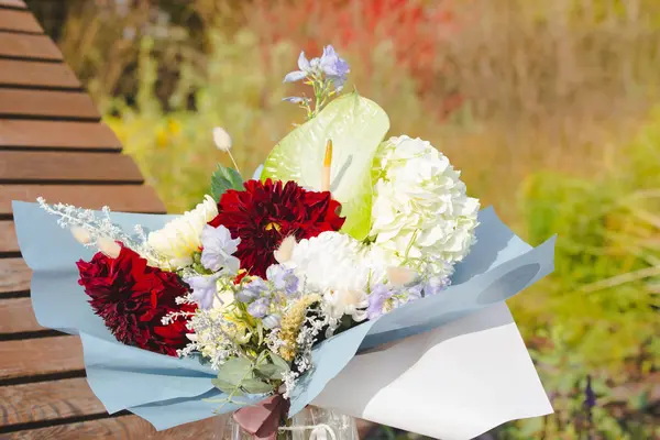 Kytici Květin Lavičce Podzimním Parku Jako Koncept Čekání Romantickou Schůzku — Stock fotografie