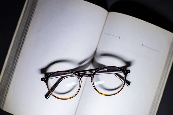 Bok Med Rena Lakan Och Glasögon Symbol För Utbildning Och — Stockfoto