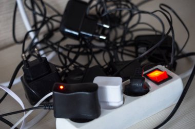 Telefonu şarj için cihaz. Enerji tasarrufu kavramı.