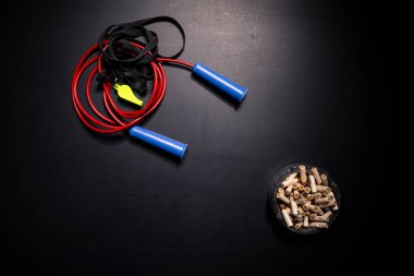 Sigara ve sağlıklı aktif yaşam tarzı kavramı. Resepsiyon ve kül tablası ve spor ekipmanları.