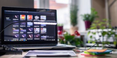 Konsept geliştirme ve tasarım online oyun. Bir dizüstü bilgisayar ve tasarım araçları ve yeni fikirler için yaratıcı arama masam. Tasarım düşünme yöntemleri göstermek.