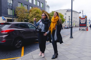 Rusya ziyareti sonbaharda. İki arkadaş bir Moskova tarihi merkezinde yürüyüş mesafesindedir. Bir sokak fotoğraf çekimi üzerinde uzun saçlı sarışın.