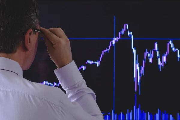 投資家は 株価指数の揮発性のグラフを見ています 証券取引所および落下の引用符の黒い日 — ストック写真