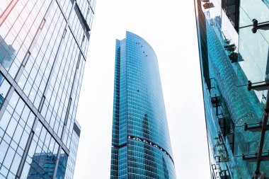 Endüstriyel tırmanışla. İşçiler bir gökdelen pencereleri yıkamak. Büyük bir şehrin modern iş merkezi. Renk aralığı deniz mavisi ve turuncu.