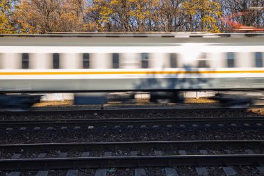 Tren hareket için trenle hızlanıyor. Bulanık lokomotif.
