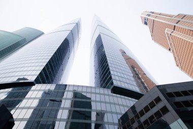 Bir gökdelen iş merkezi Moskova windows yansıması. Modern büyük şehir'in mimaride.