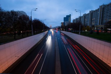Araba ışıklar gece şehirde yağmur sonra. Hareket ve yön ve yol işaretleri hareket dinamiklerini.