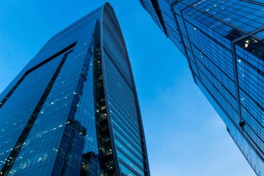 Bir gökdelen iş merkezi Moskova windows yansıması. Modern büyük şehir'in mimaride.