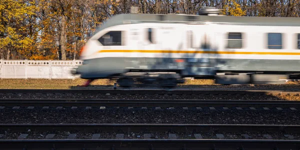 Der Zug Gewinnt Fahrt Für Den Bahnverkehr Lokomotive Verschwommen — Stockfoto