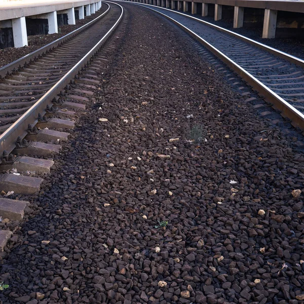 鉄道レールが動きとパスの概念として無限に閉鎖されます — ストック写真