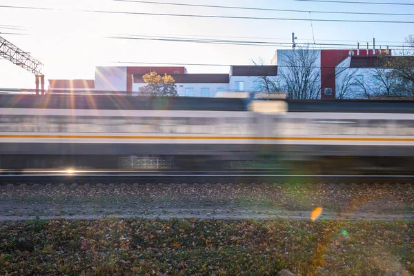 電車は 電車の速度で移動します 太陽に対してぼやけてフォーカス — ストック写真