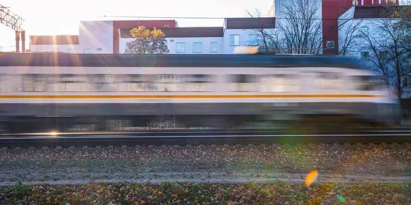 電車は 電車の動きの速度を得ています ぼやけている機関車 — ストック写真