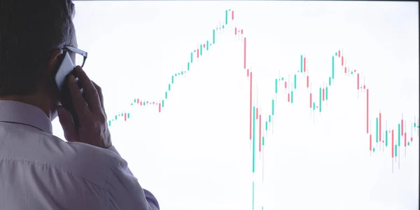 Ein Anleger Schaut Sich Ein Volatiles Diagramm Von Aktienindizes Und — Stockfoto