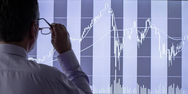投資家は 株価指数の引用グラフを分析します 証券取引所および落下の引用符の黒い日 — ストック写真