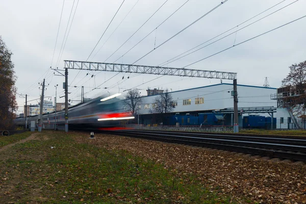 Trein Vertrekt Vanaf Het Station Beweegt Spoor Foto Genomen Lange — Stockfoto