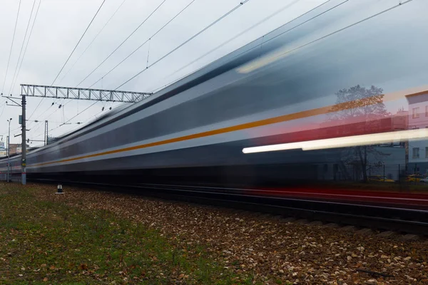 発信列車に追いつく概念の象徴としてフィールドの高速列車 長時間露光で撮影した写真 ぼやけている車 — ストック写真