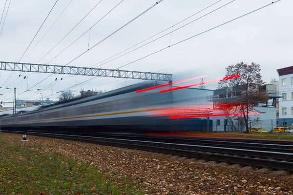 高速列車は 出発の列車に追いつくために概念の象徴として駅を通過します 長時間露光で撮影した写真 ぼやけている車 — ストック写真