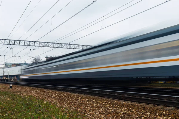 列車は駅を出発し 電車移動します 長時間露光で撮影した写真 — ストック写真