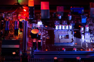 Bir bilgisayar ve bir Pcb ve onarmak için sağdaki sembolü sökülmesi işlemi. Fotoğraf öğrenme veya Internet hack hakkında yayımlama makine işlemi göstermek.